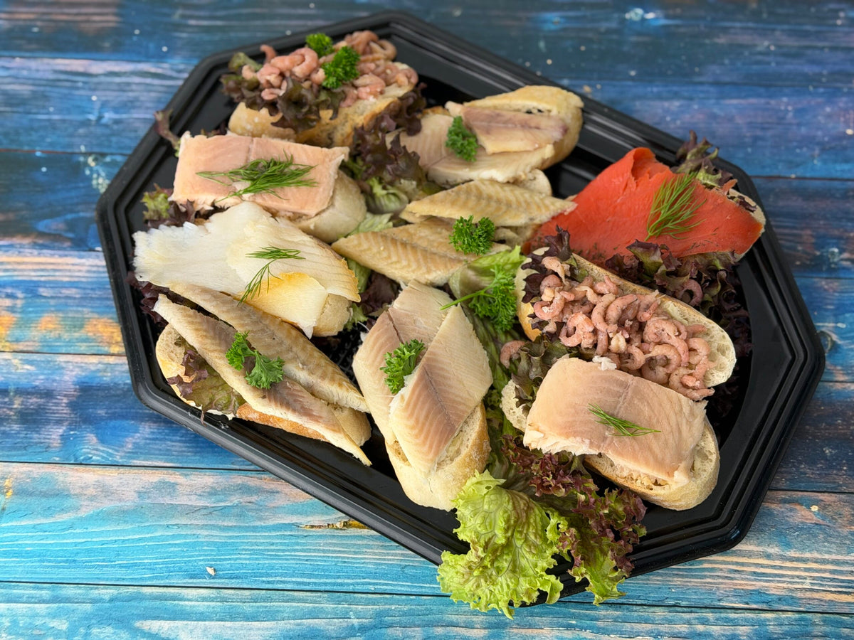Canapés-Platte der Wuppertaler Fischkultur mit Räucherlachs und Fischfeinkost auf Brot