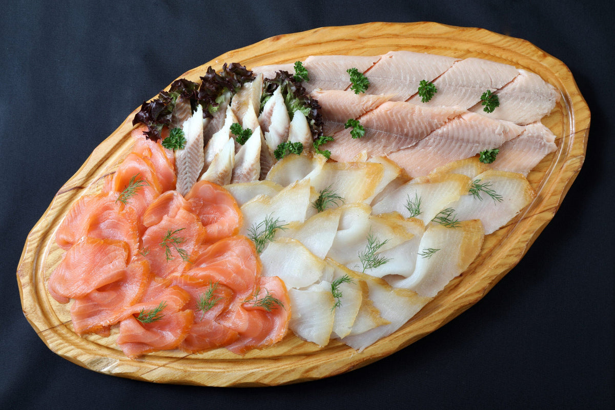 Edelfischplatte der Wuppertaler Fischkultur mit Räucherlachs, Heilbutt und Aal auf ovaler Platte
