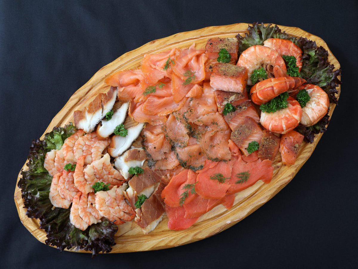 Königsplatte der Wuppertaler Fischkultur mit Wildlachs, Graved Lachs, Butterfisch und Garnelen auf ovaler Platte