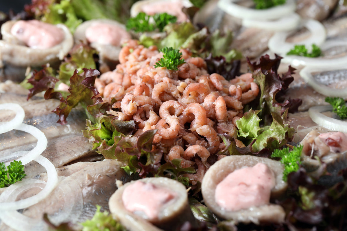 Matjesplatte der Wuppertaler Fischkultur, angerichtet mit Matjes, Zwiebelringen und Garnitur