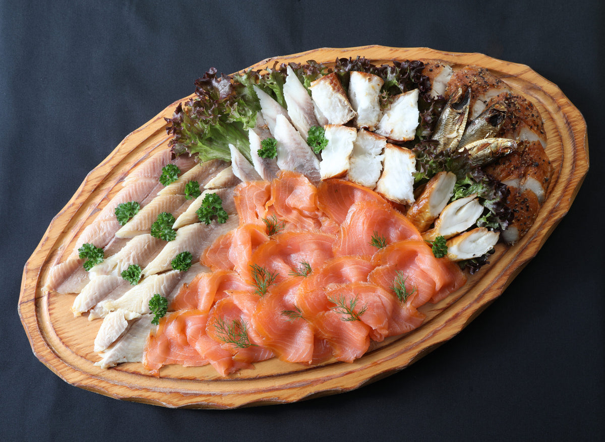 Fischplatte Querschnitt der Wuppertaler Fischkultur mit Räucherlachs, Räucherfisch und Garnelen
