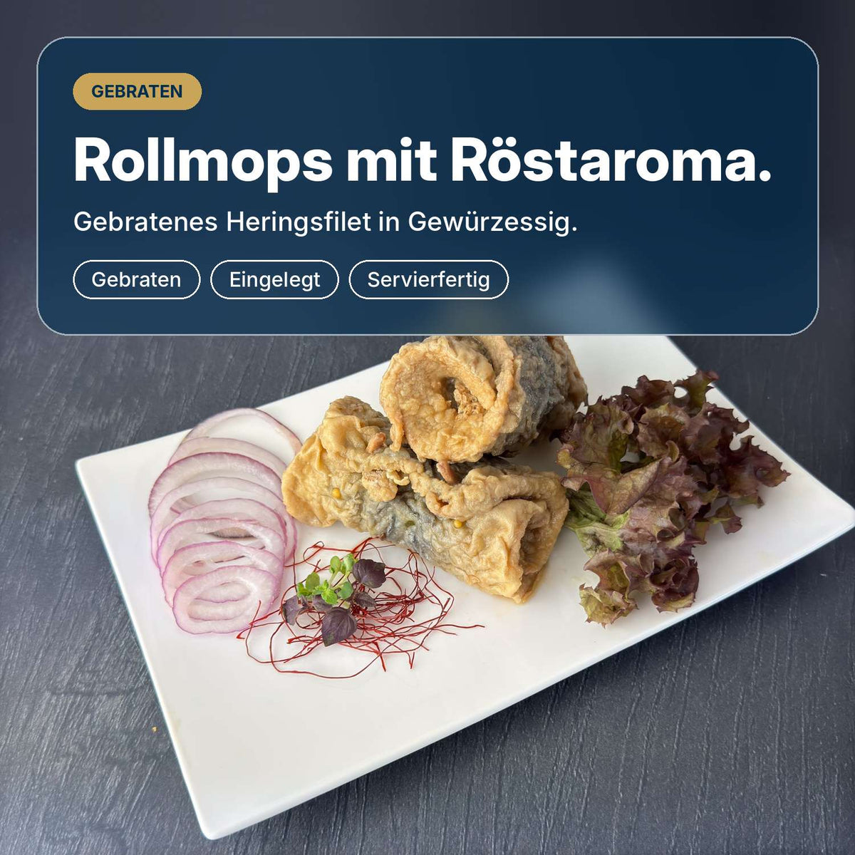 Rollmops mit Röstaroma: Bratrollmops aus gebratenem Heringsfilet mit Zwiebeln, in Gewürzessig eingelegt, servierfertig.