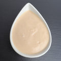 Cocktailsauce in weißer Schale auf schwarzem Schiefer: cremige, zartrosa Sauce aus Mayonnaise und Ketchup.