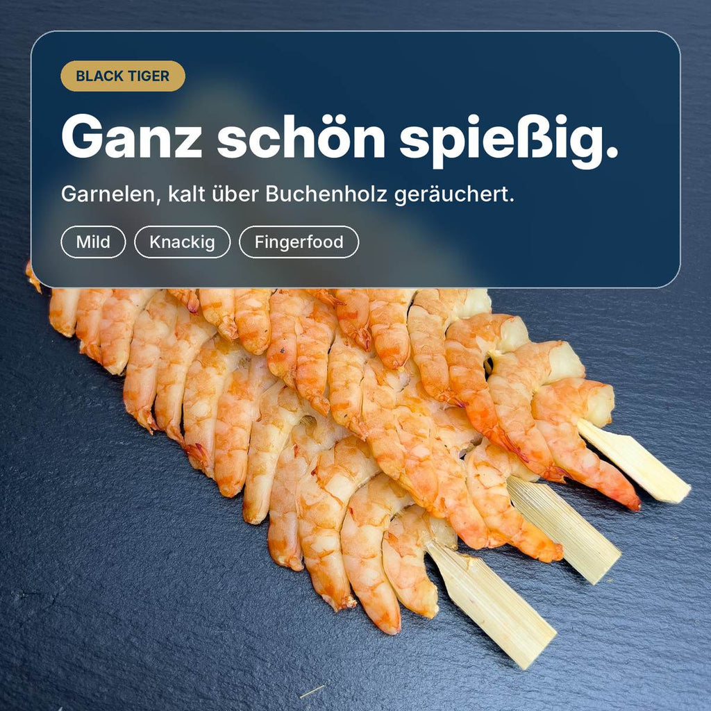 Ganz schön spießig: Garnelen-Spieß mit Black-Tiger-Garnelen, kalt über Buchenholz geräuchert, mild, knackig und servierfertig.
