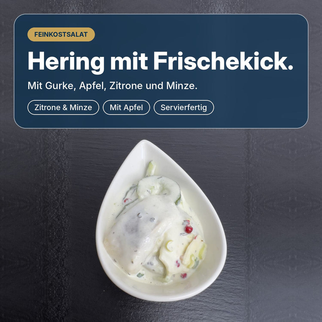 Hering mit Frischekick: Heringssalat mit Gurke, Apfel, Zitrone und Minze, cremig und servierfertig.