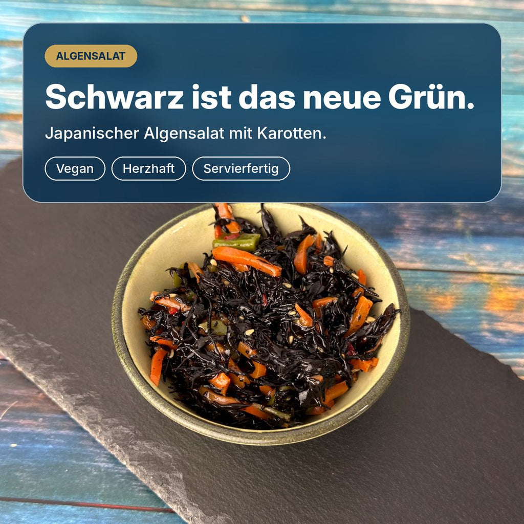 Schwarz ist das neue Grün: Hijiki, japanischer Algensalat mit Karotten, Sojasauce und Sesam, vegan und servierfertig.