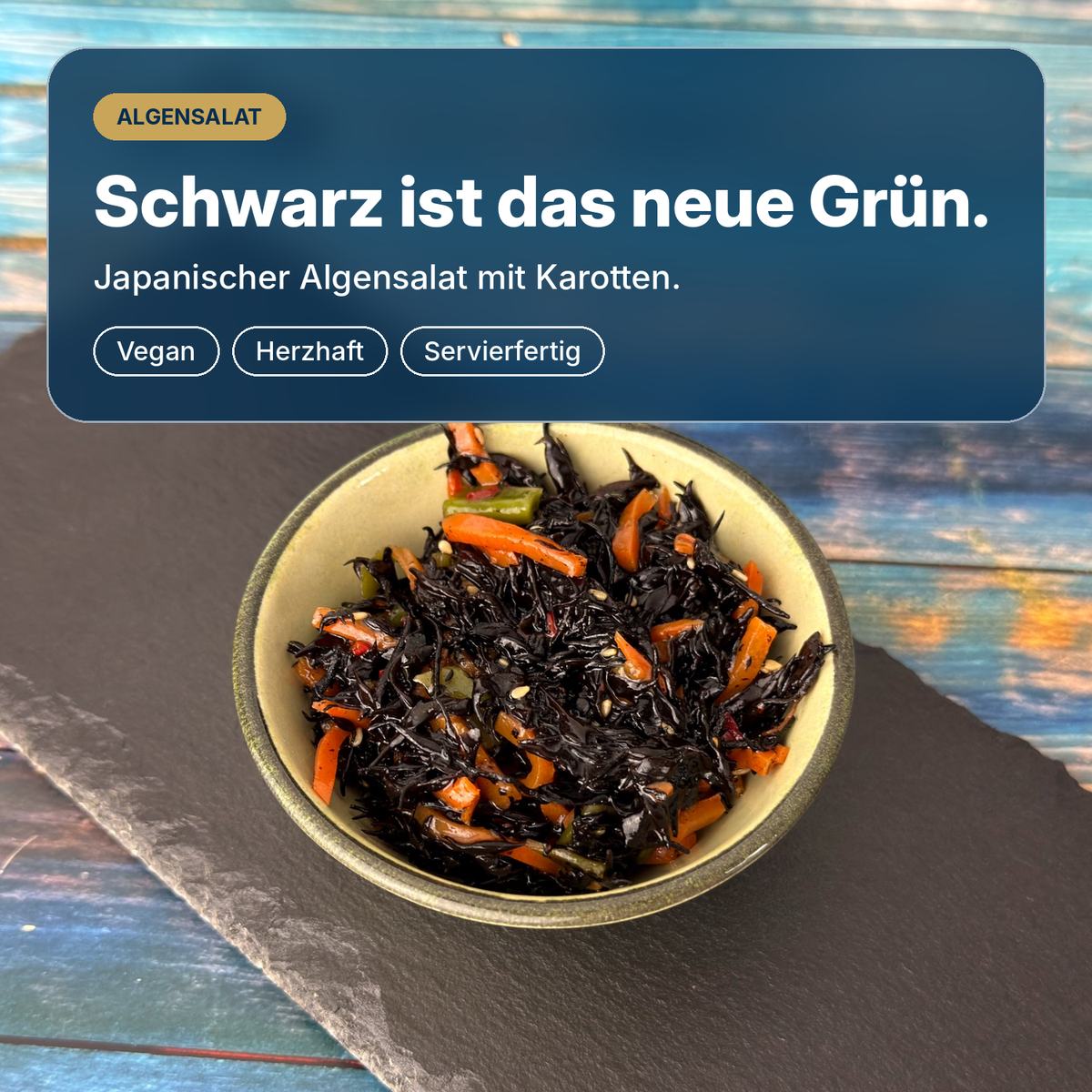 Schwarz ist das neue Grün: Hijiki, japanischer Algensalat mit Karotten, Sojasauce und Sesam, vegan und servierfertig.