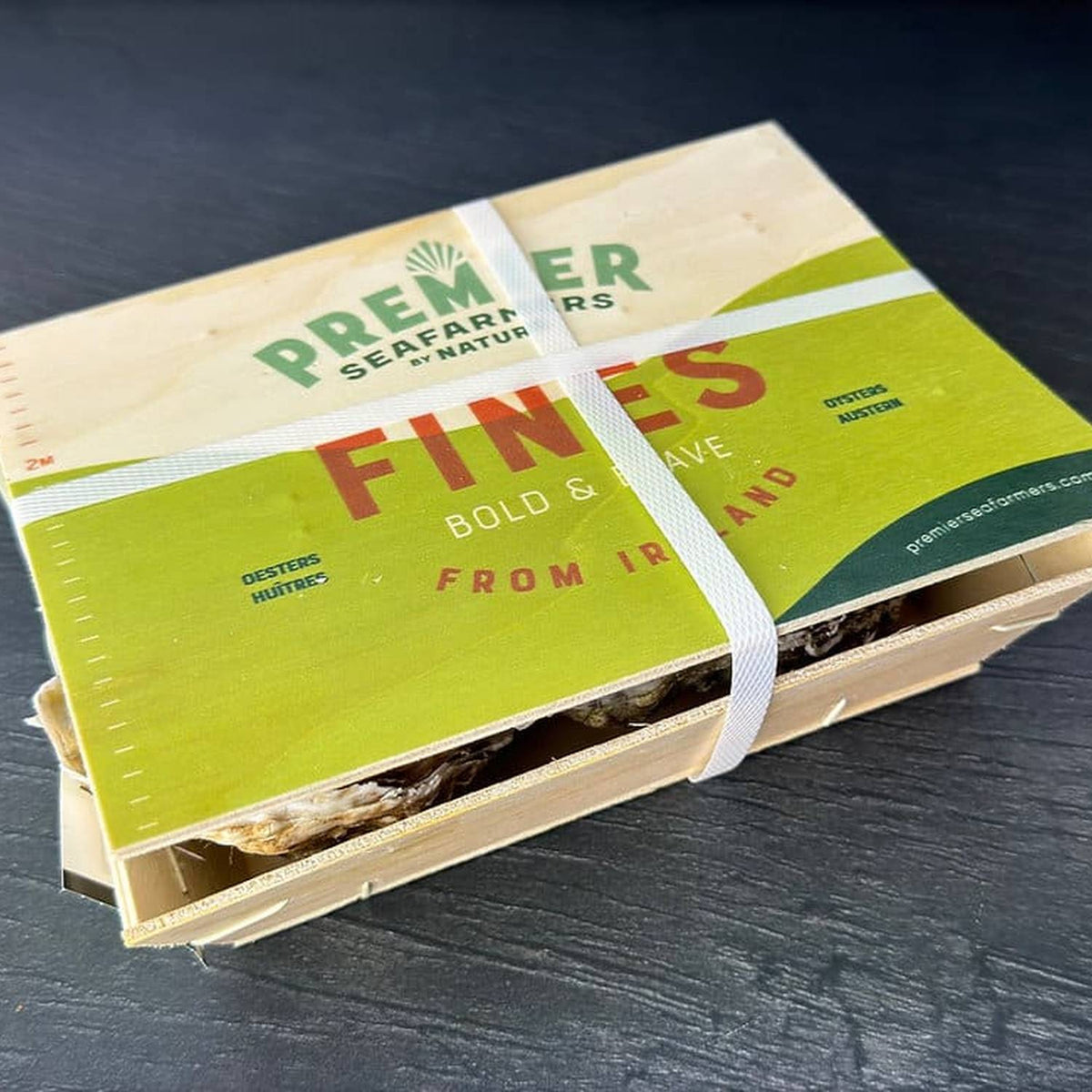 Geschlossenes Holzkörbchen mit irischen Austern Fines Bold & Brave from Ireland