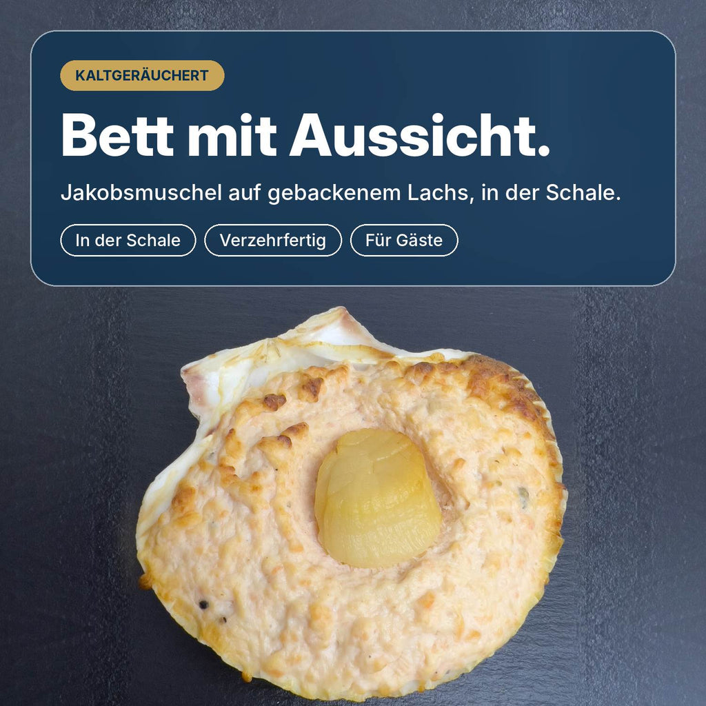 Bett mit Aussicht: Jakobsmuschel auf gebackenem Lachs in der Muschelschale, kaltgeräuchert über Buchenholz in Wuppertal, verzehrfertig.