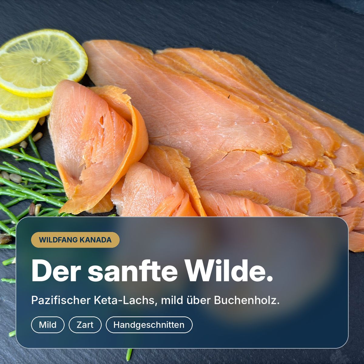 Der sanfte Wilde: Kanadischer Wildräucherlachs aus Keta-Lachs auf Schiefer, mild über Buchenholz kaltgeräuchert und in Wuppertal von Hand geschnitten.