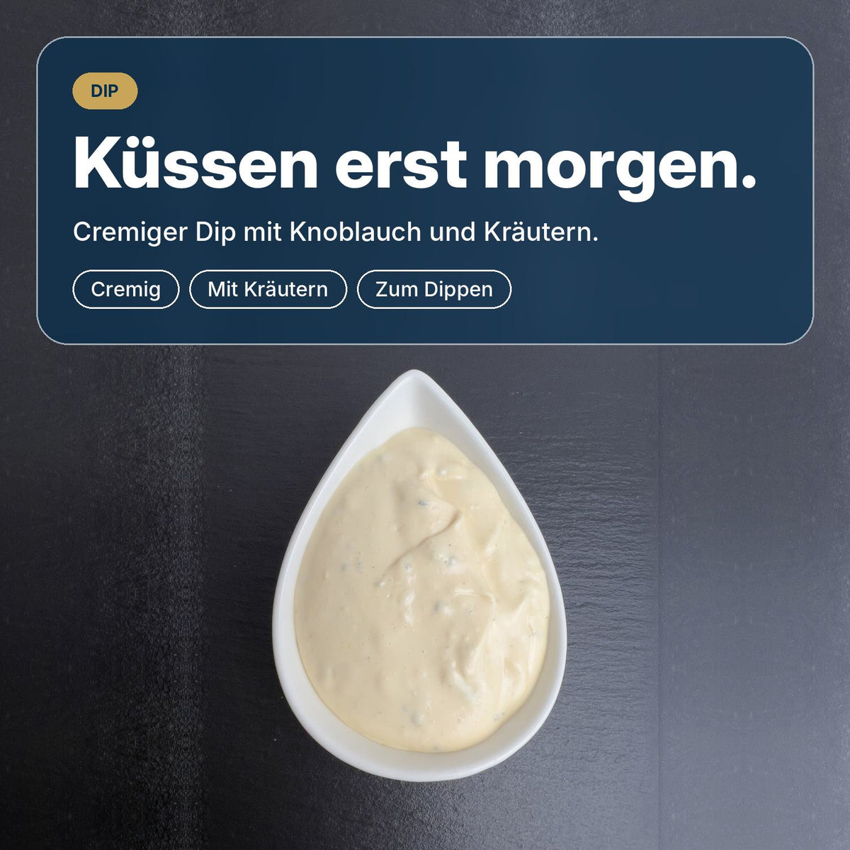 Küssen erst morgen: cremiger Knoblauch-Dip mit Kräutern und Paprika, perfekt zu Grillfisch, Garnelen und Pommes.