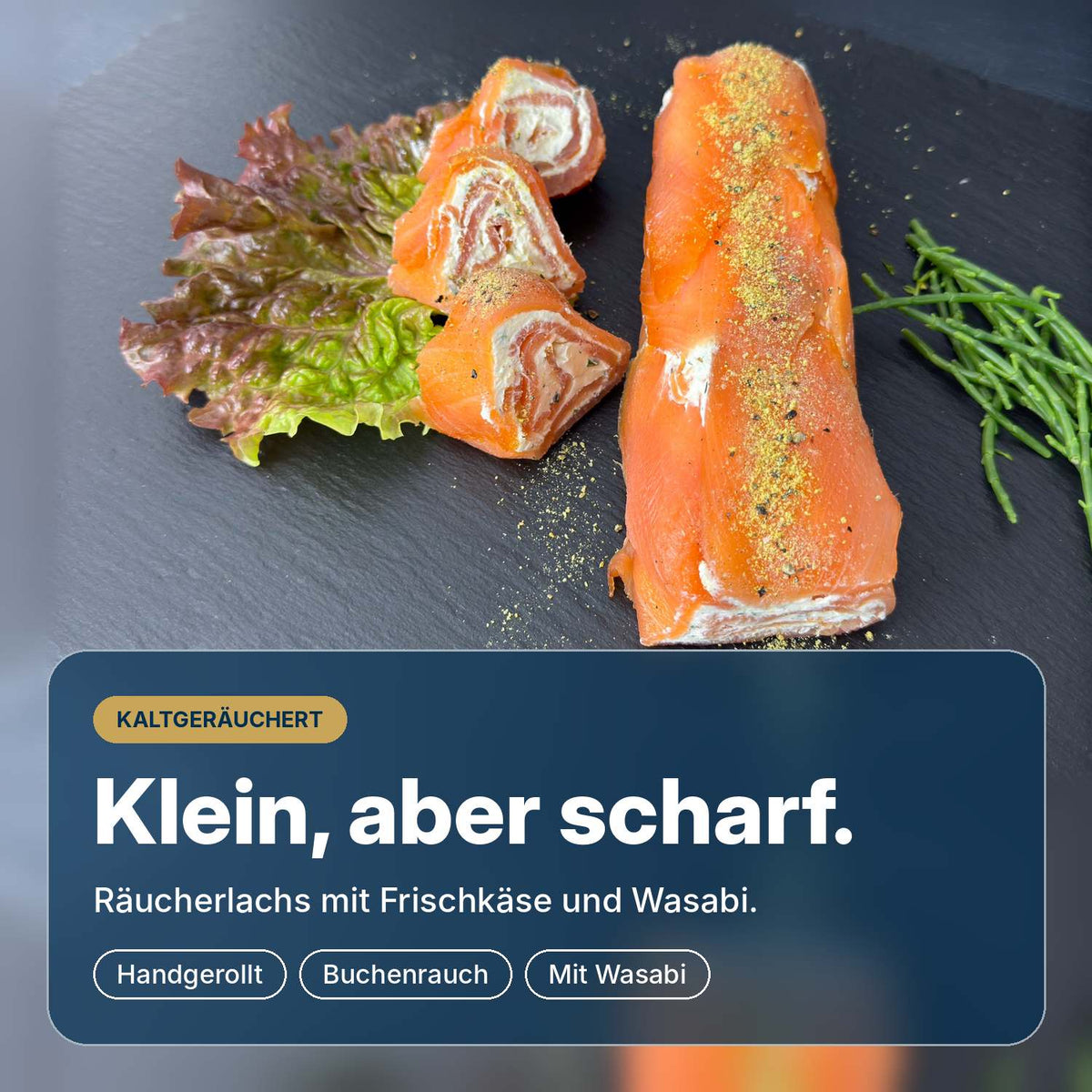 Klein, aber scharf: Lachs-Rolle aus kaltgeräuchertem Lachs mit Frischkäse und Wasabi, von Hand gerollt in Wuppertal.