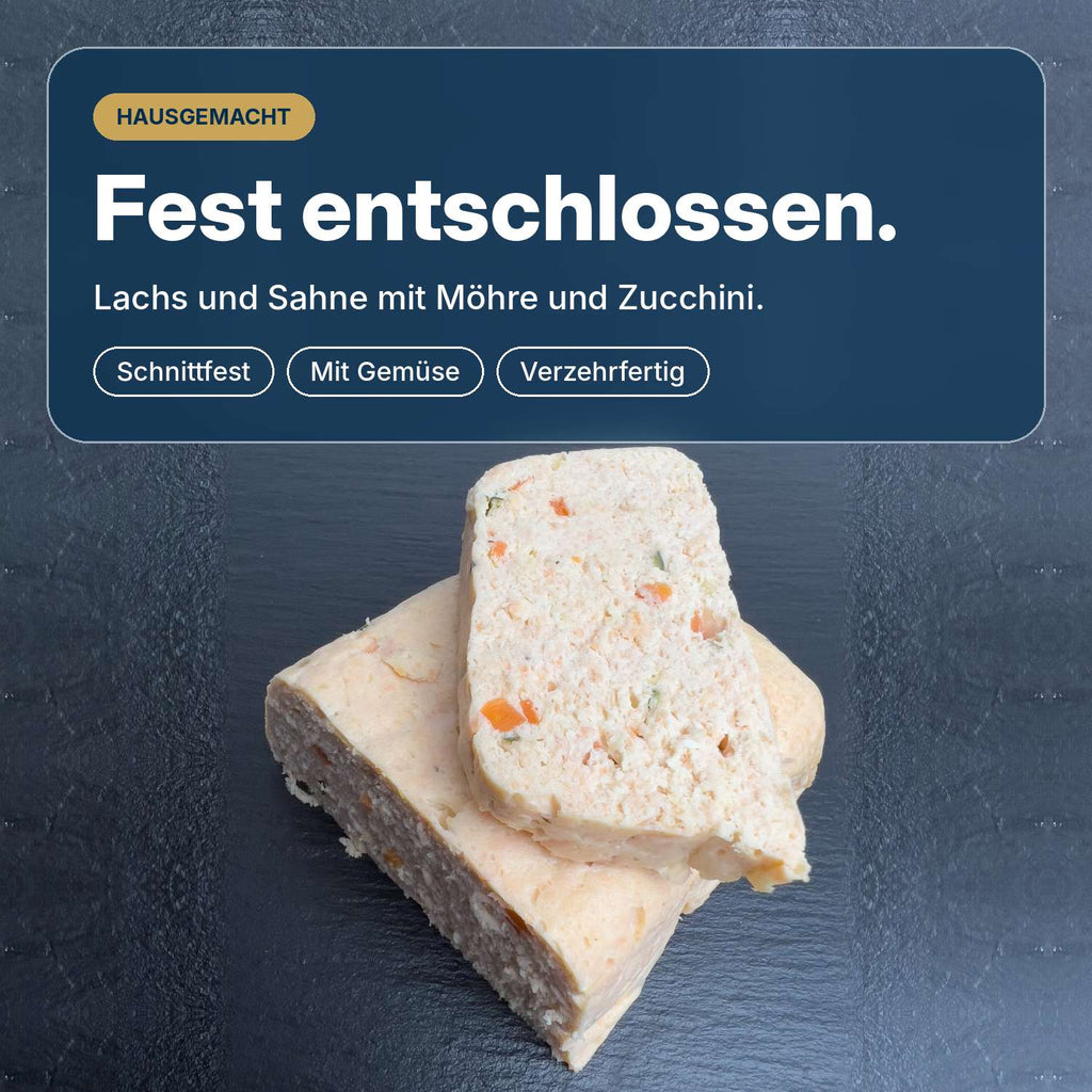Fest entschlossen: hausgemachte Lachs-Terrine aus Lachs und Sahne mit Möhre und Zucchini, schnittfest und verzehrfertig, aus Wuppertal.