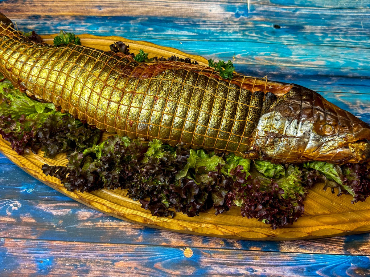 Lachs im Netz: ganze Lachsseite, im Netz geräuchert und angerichtet