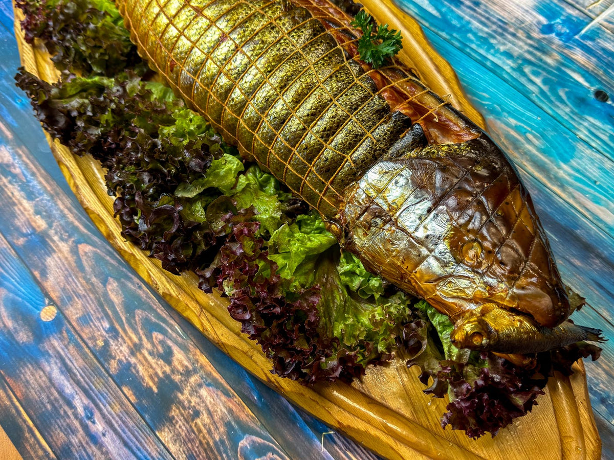 Lachs im Netz: ganze Lachsseite, im Netz geräuchert und angerichtet