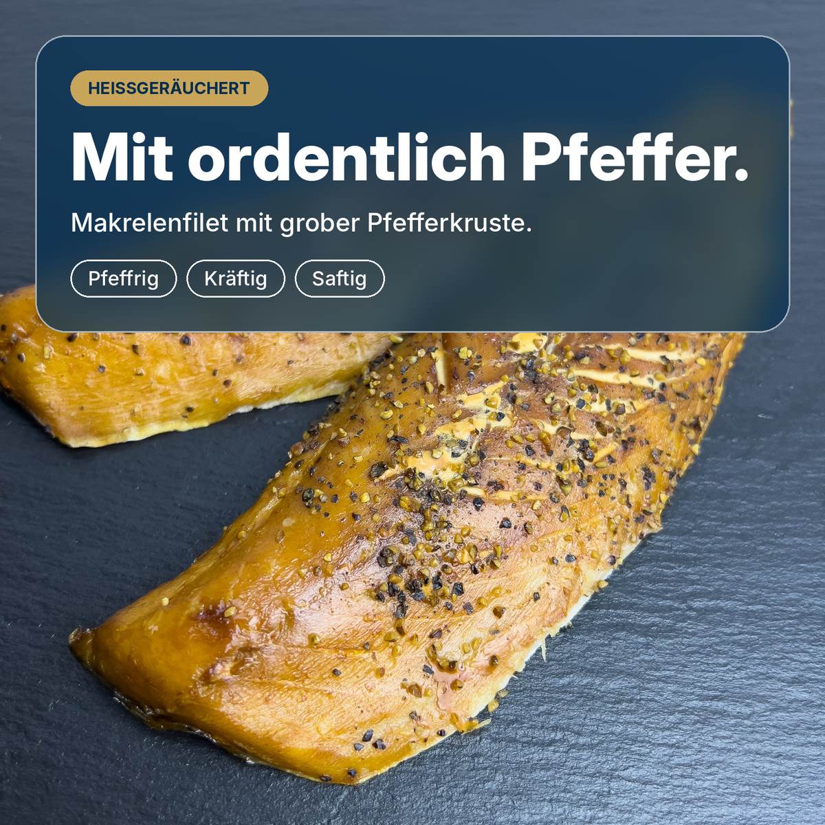 Mit ordentlich Pfeffer: Makrelenfilet, heiß über Buchenholz geräuchert, mit grober Pfefferkruste, kräftig und saftig.