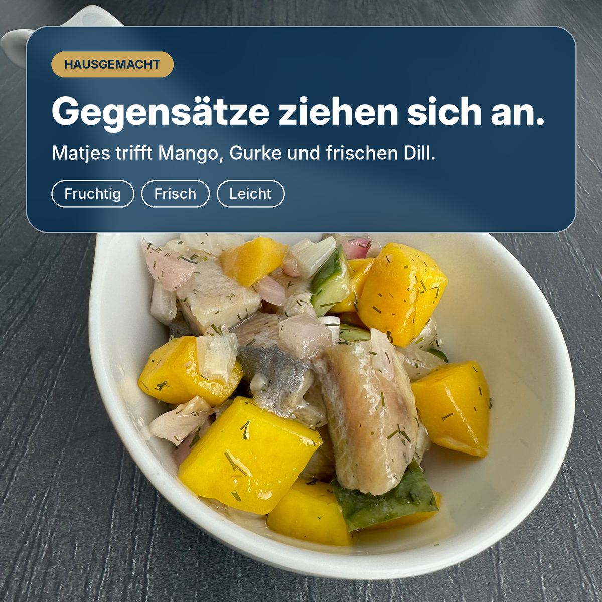 Gegensätze ziehen sich an: hausgemachter Matjes-Mango-Salat mit Gurke, Zwiebeln und Dill, fruchtig, frisch und leicht angemacht.