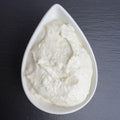 Meerrettich-Sahne-Creme in weißer Schale auf schwarzem Schiefer: cremig-weiße Sahne mit fein geriebenem Meerrettich.