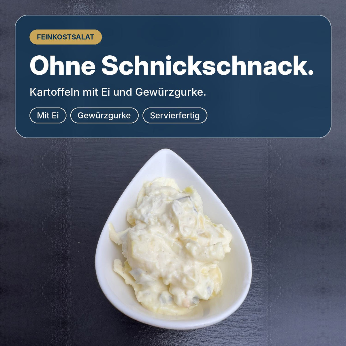 Ohne Schnickschnack: klassischer Pell-Kartoffelsalat mit Ei, Gewürzgurke und Zwiebeln, cremig und servierfertig.