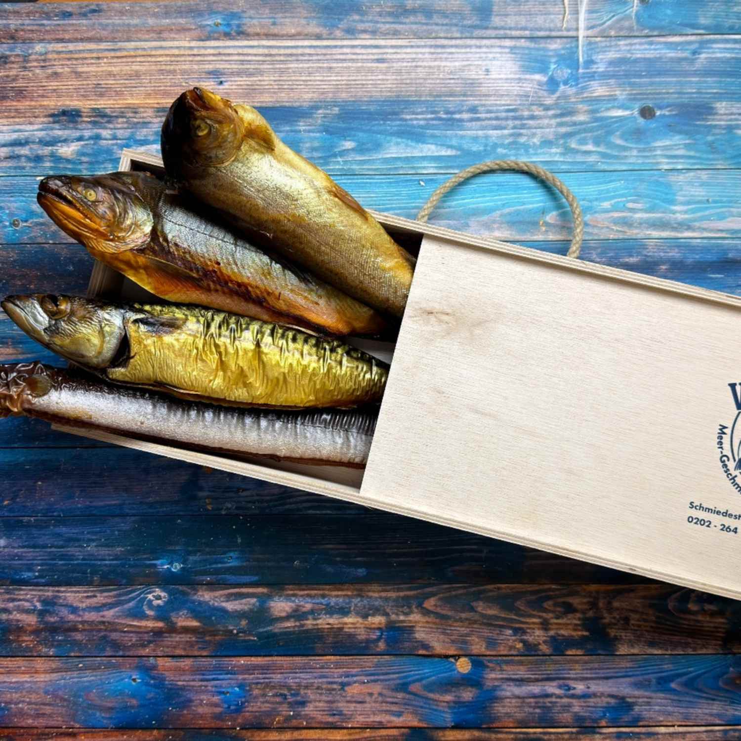 Präsent Fisch Ahoi! mit ganzem Räucheraal, Forelle, Saibling und Makrele in der Holzgeschenkbox