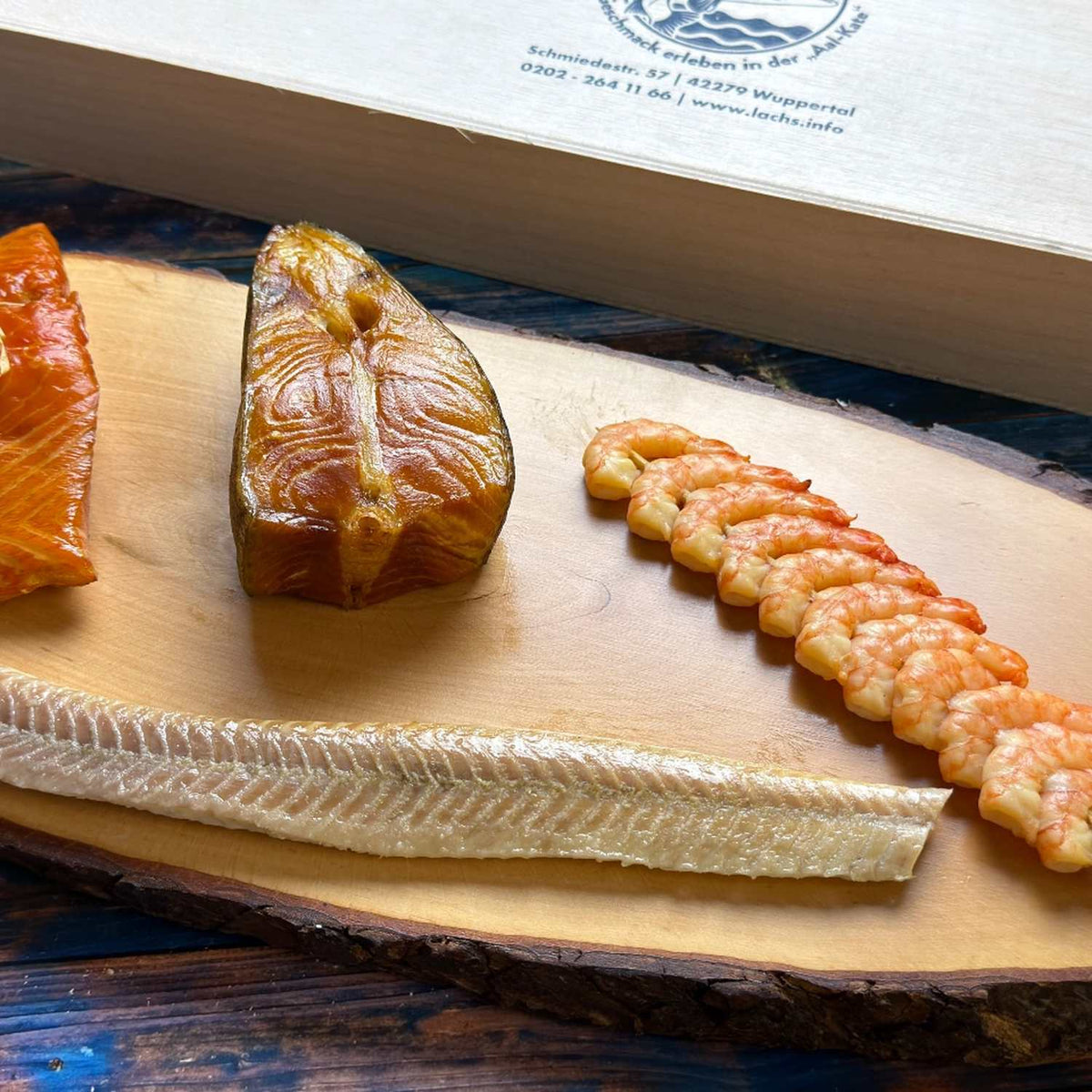 Nahaufnahme Präsent Meer für Feinschmecker: heißgeräucherter Heilbutt, Striemenlachs, Aalfilet und Garnelen-Spieß