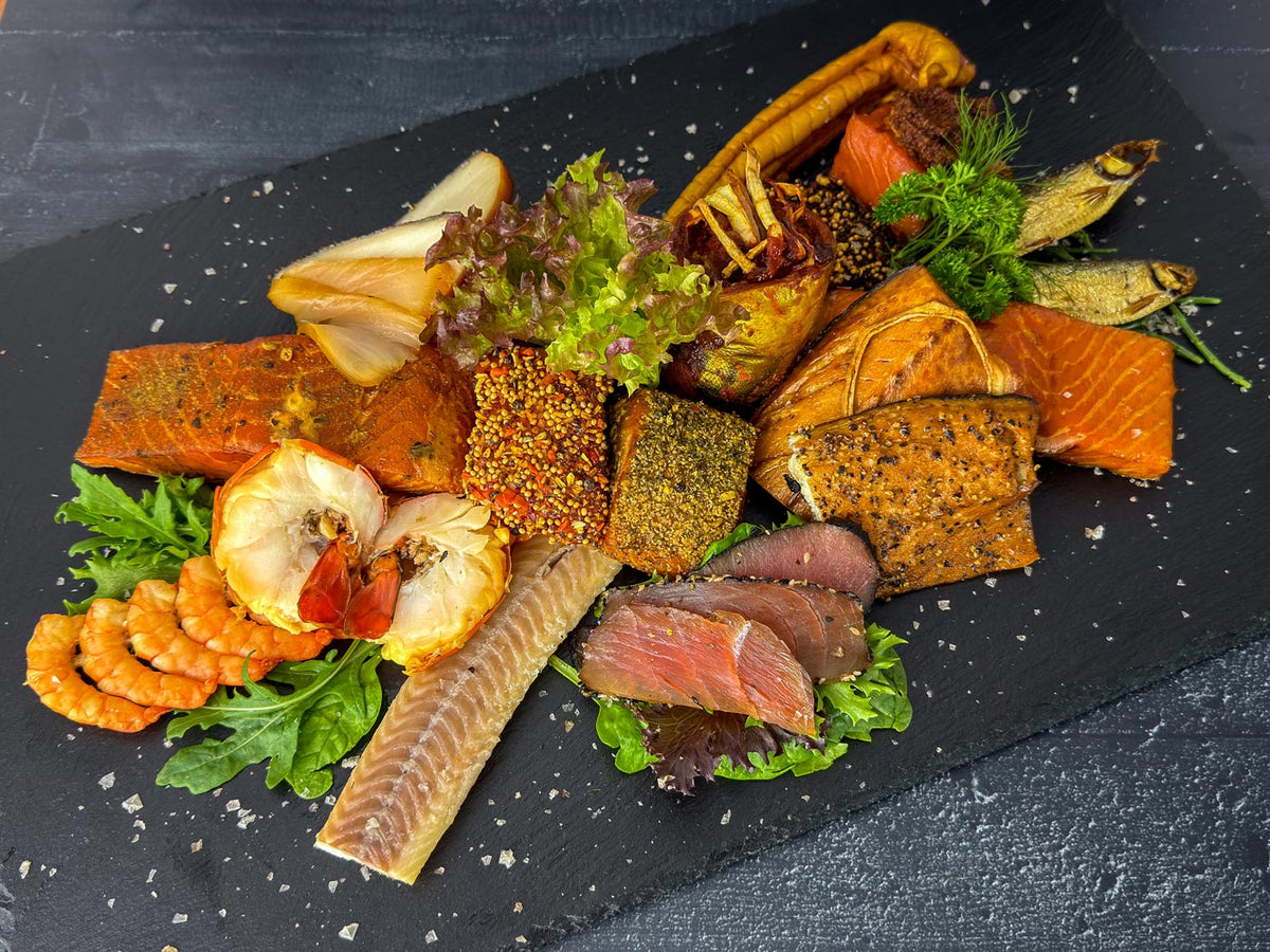 Räucherfischplatte der Wuppertaler Fischkultur mit Lachs, Aal und Garnelen