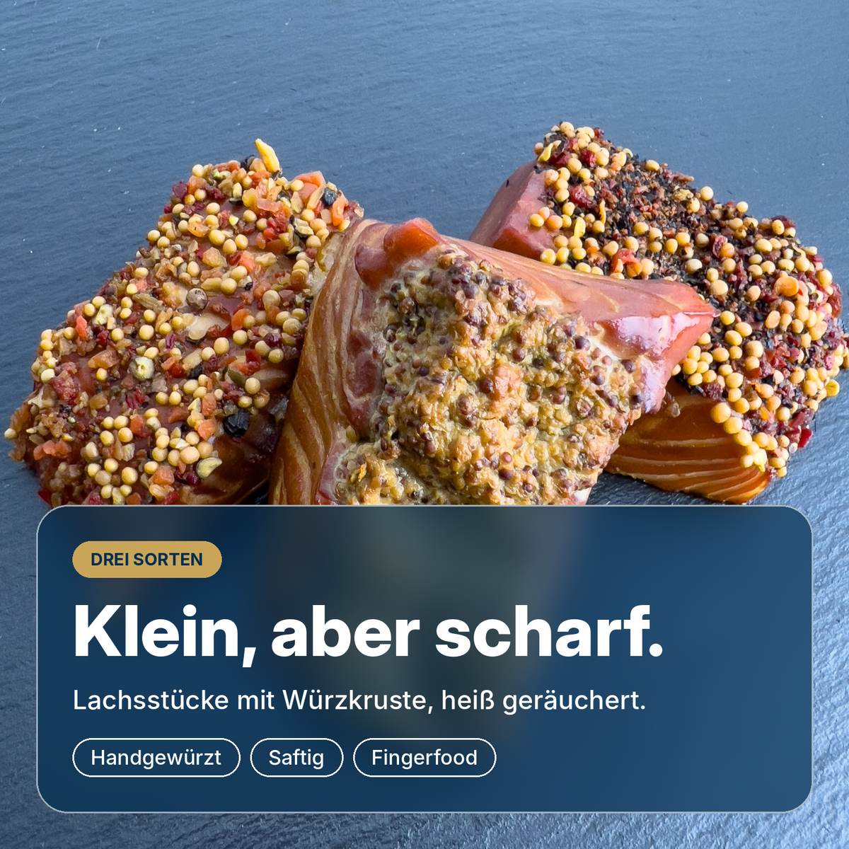 Klein, aber scharf: Räucherlachs-Pralinen in drei Sorten, von Hand gewürzt und heiß über Buchenholz geräuchert, saftig mit knuspriger Kruste.