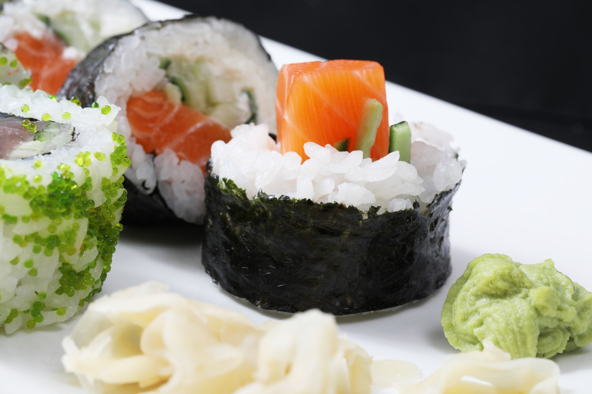 Maki mit Lachs und Gurke, Uramaki mit grünem Tobiko, Ingwer und Wasabi – Sushi von Sakura Sushi in der Wuppertaler Fischkultur