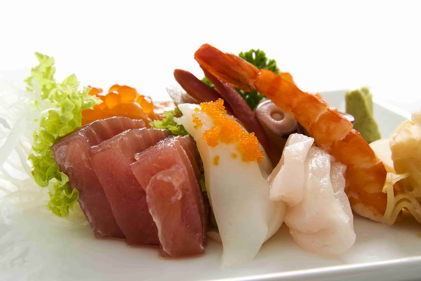 Sashimi-Teller mit Thunfisch, Garnele, weißem Fisch, Lachskaviar und Tobiko von Sakura Sushi