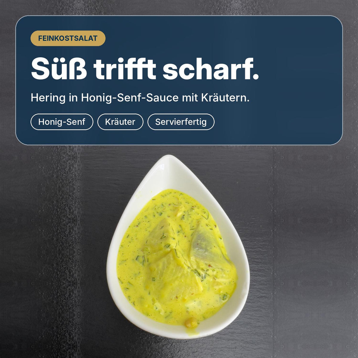 Süß trifft scharf: Heringshappen in Honig-Senf-Sauce mit Petersilie, Schnittlauch und Dill, servierfertig.