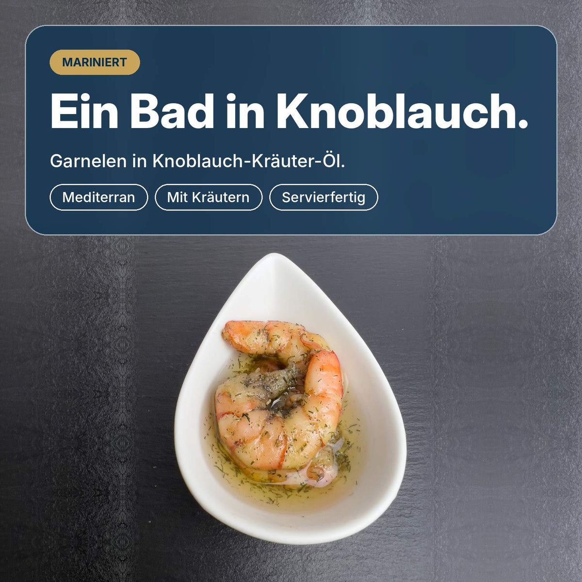 Ein Bad in Knoblauch: gegarte Garnelen, mariniert in Knoblauch-Kräuter-Öl, mediterran und servierfertig.
