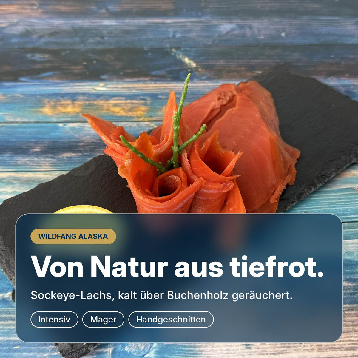 Von Natur aus tiefrot: Sockeye-Wildräucherlachs aus Alaska, kalt über Buchenholz geräuchert, mager, intensiv im Geschmack und in Wuppertal von Hand geschnitten.