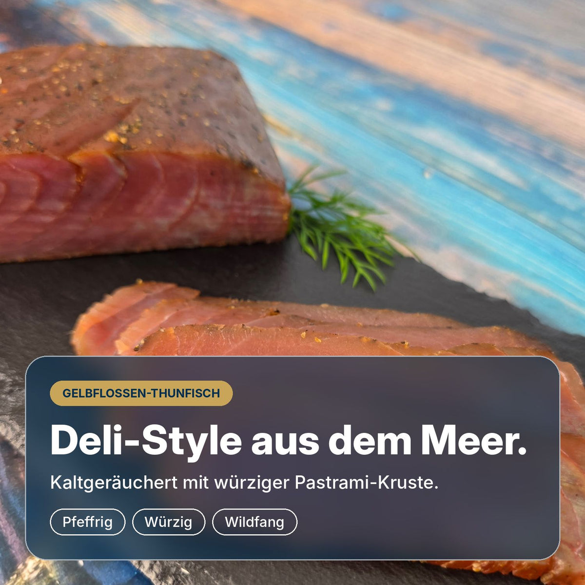 Deli-Style aus dem Meer: kaltgeräuchertes Gelbflossen-Thunfischfilet mit pfeffriger Pastrami-Kruste, würzig und schnittfest, am Stück und in Scheiben.