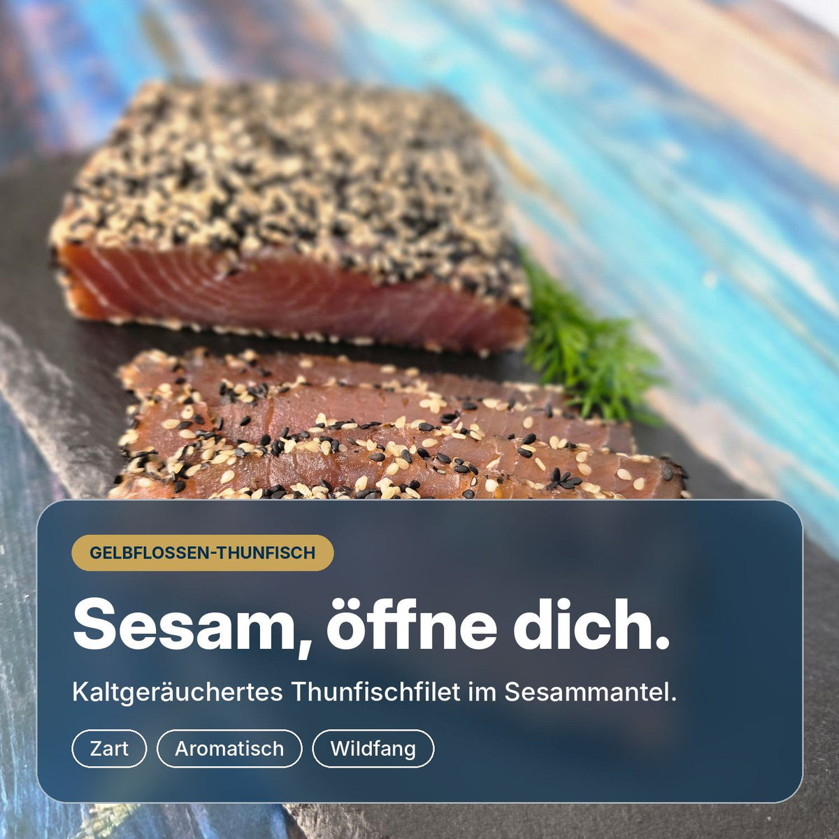 Sesam, öffne dich: kaltgeräuchertes Gelbflossen-Thunfischfilet aus Wildfang im schwarz-weißen Sesammantel, zart und aromatisch, am Stück und in Scheiben.